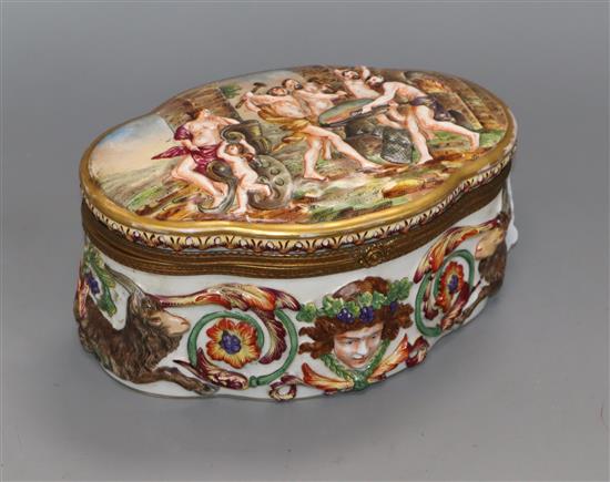 A Richard Ginori Capodimonte style casket and cover width 22cm